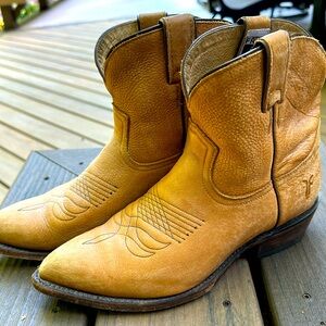 Frye short cowboy boots, size 9, golden tan leather